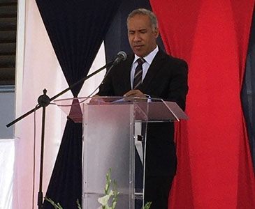 De face, quatres hommes sont alignés et tiennent un ruban inaugural aux couleurs de Madagascar, l’homme le plus à gauche coupe le ruban